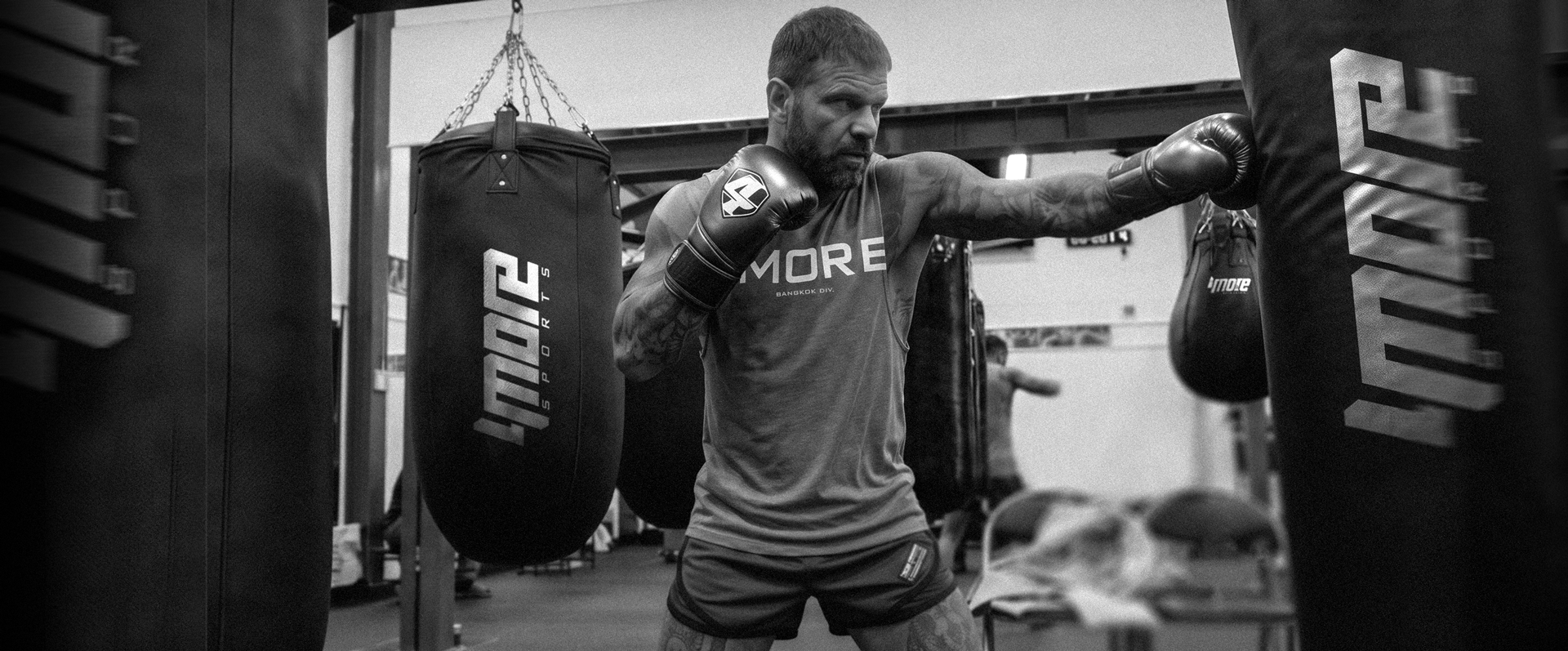 4moreSPORTS-boxer-trainiert-am-boxsack