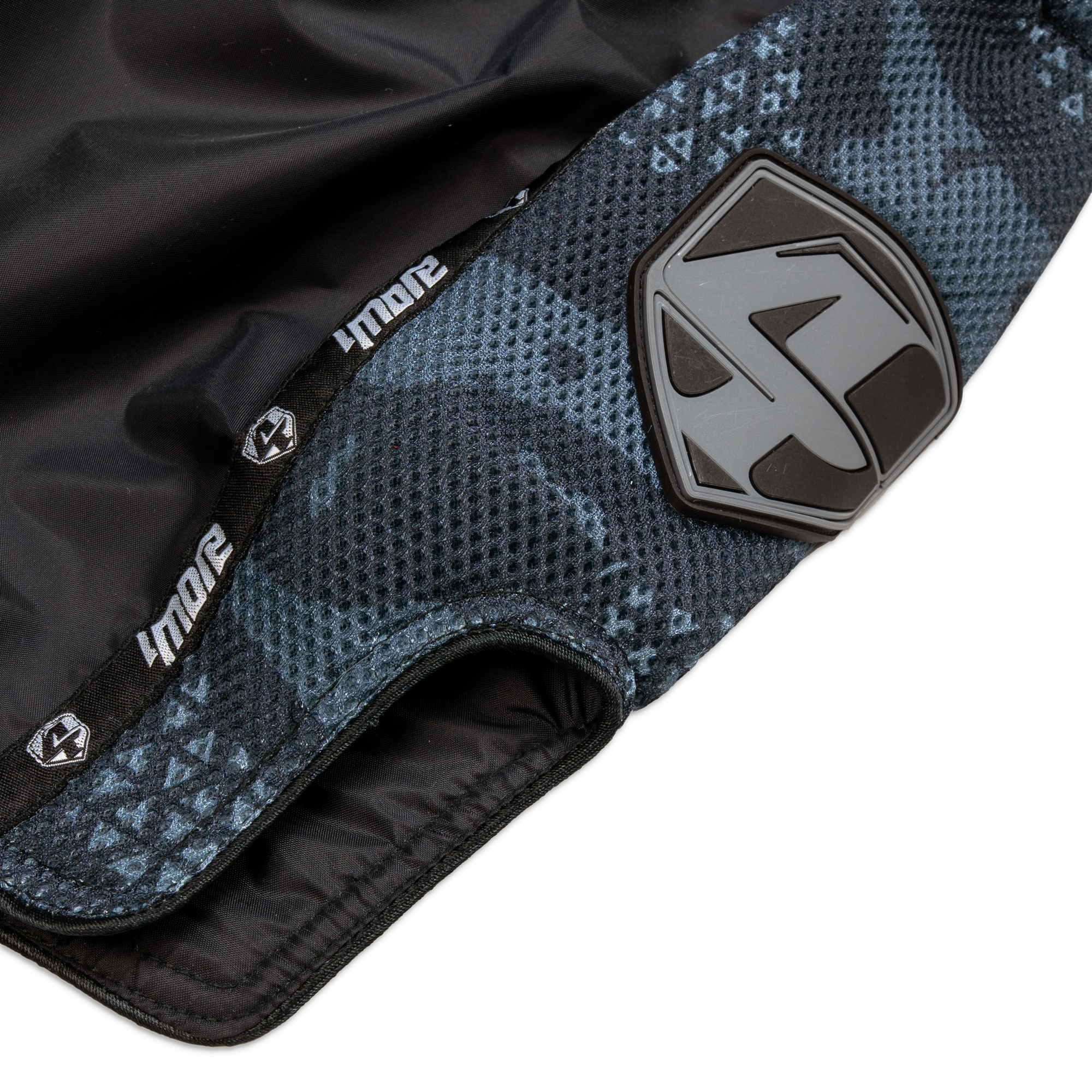 4more Sports Low Waist Shudder Custom Design Short, Detailansicht mit Carbon-Optik, Logo und Stoffstruktur